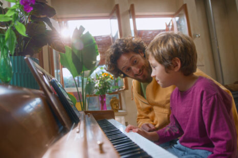 A beginner pianist learning to label piano keys with guidance from the Simply Piano app